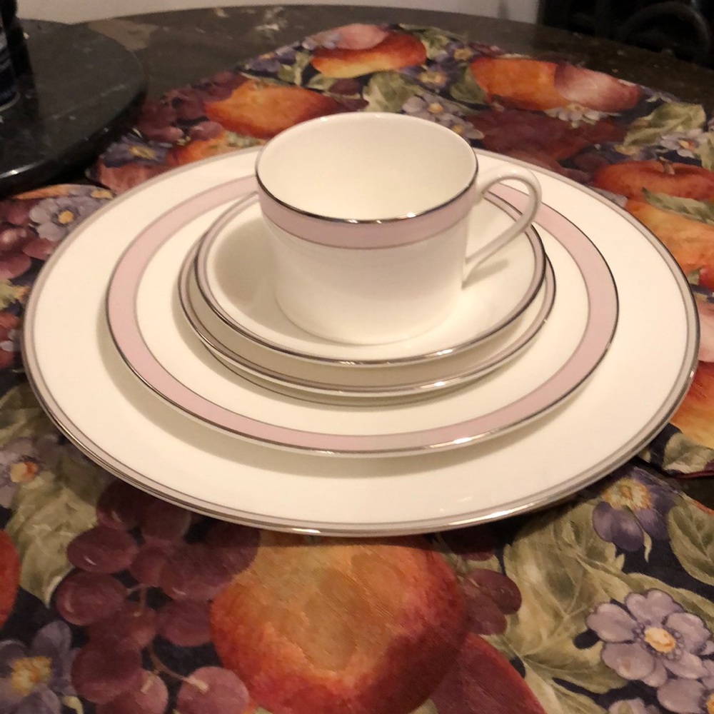 NWT.  Vera Wang Wedgwood China pink duchesse